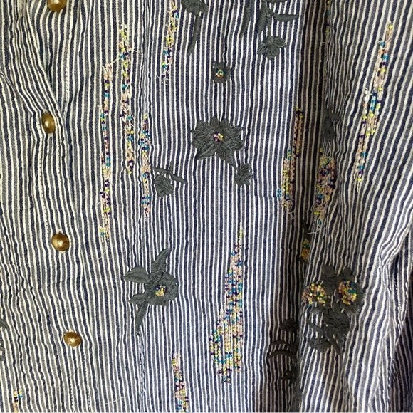 Pilcro Anthropologie Women’s Embroidered Buttondown size Small. NWT! Runs large - Picture 13 of 14